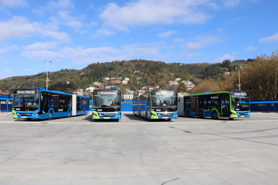 Dbus incorpora cuatro autobuses híbridos articulados de MAN
