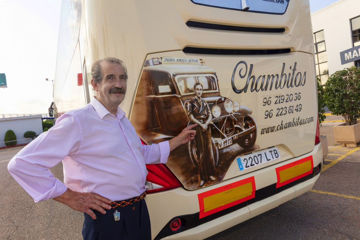 Chambitos homenajea a su fundador en un Tourliner de Neoplan