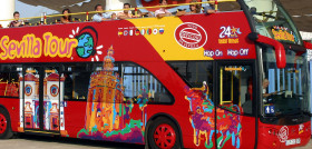 Sevilla licita dos rutas del autobus turistico con una tasa de 225.000 euros al año cada una