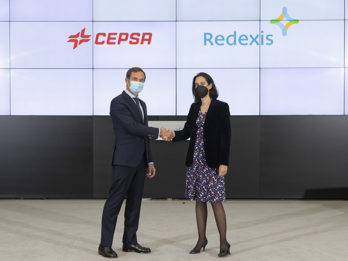 Cepsa y Redexis crean la primera red de estaciones de servicio generadora de energía renovable