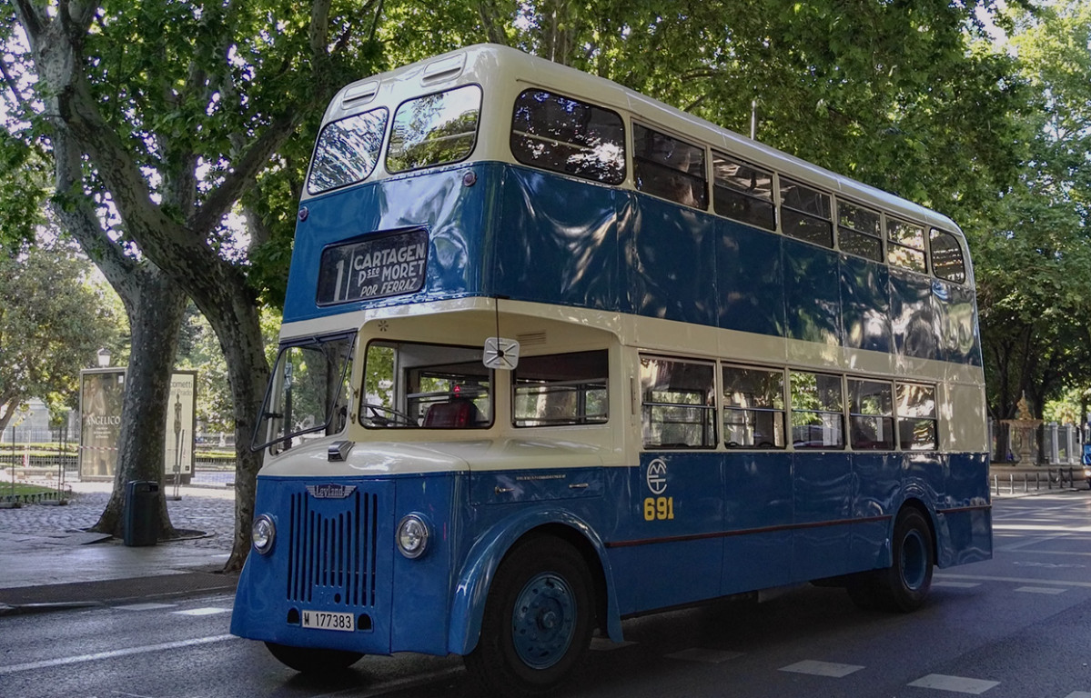 La EMT de Madrid organizó un desfile de autobuses históricos