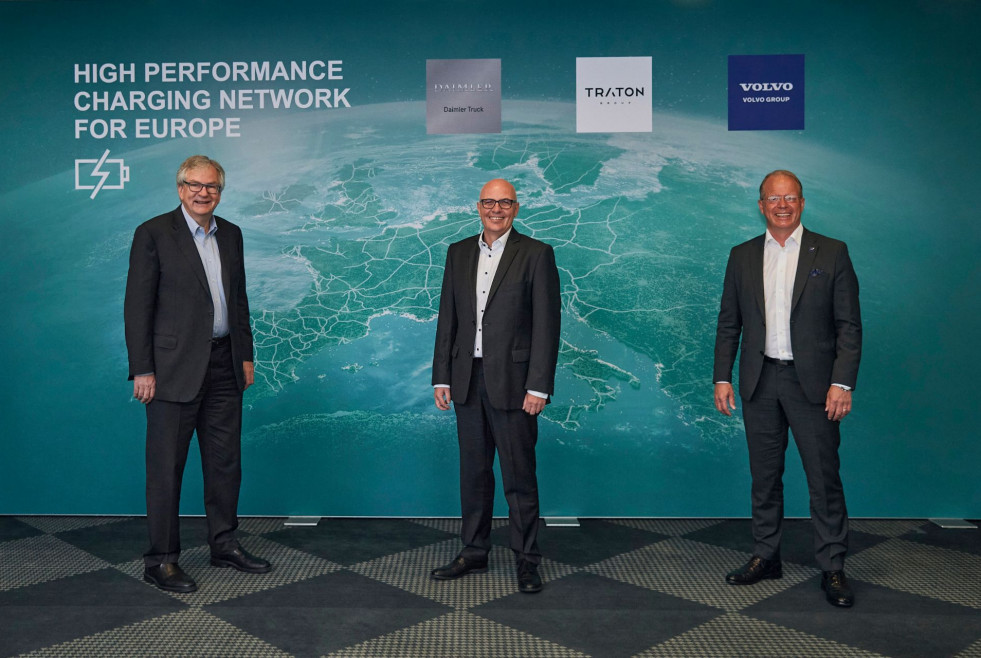 Daimler truck traton group y volvo group crearan una filial conjunta para desarrollar una red europea de carga electrica