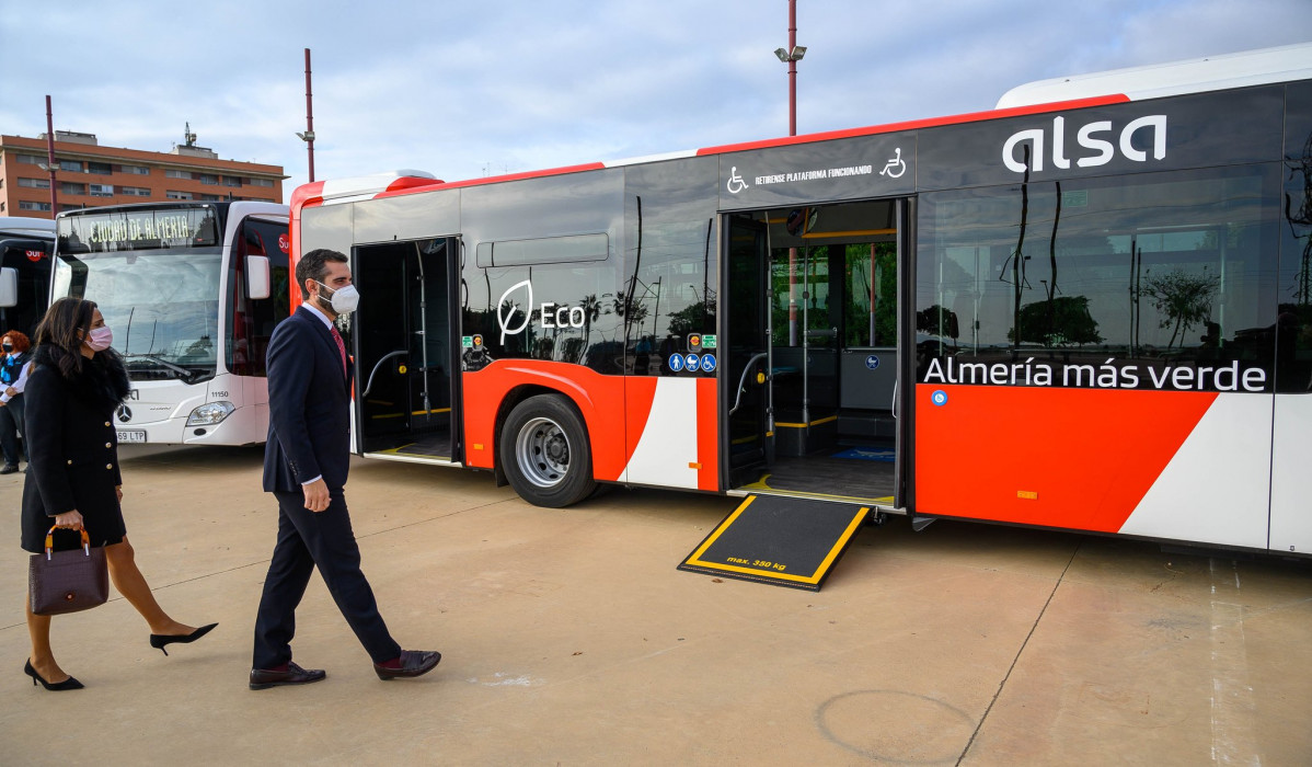 Surbus presenta 13 nuevos autobuses híbridos de Mercedes-Benz