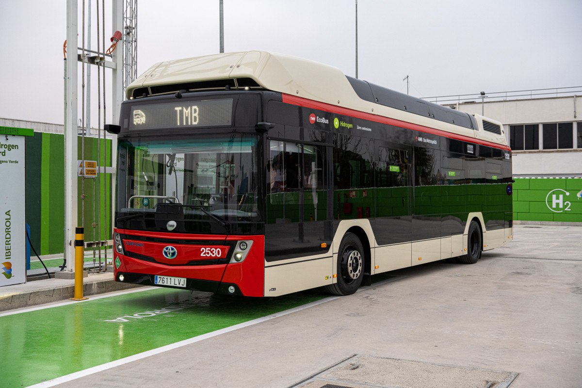 Llega a TMB el primer autobús de hidrógeno de Caetanobus