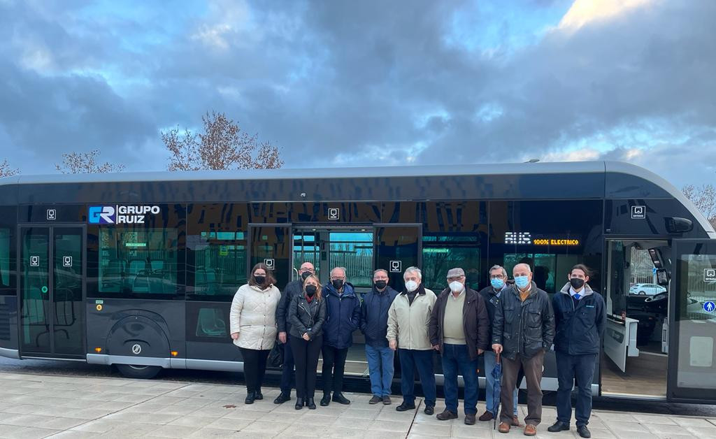 Toledo muestra a los vecinos el autobús eléctrico de Irizar