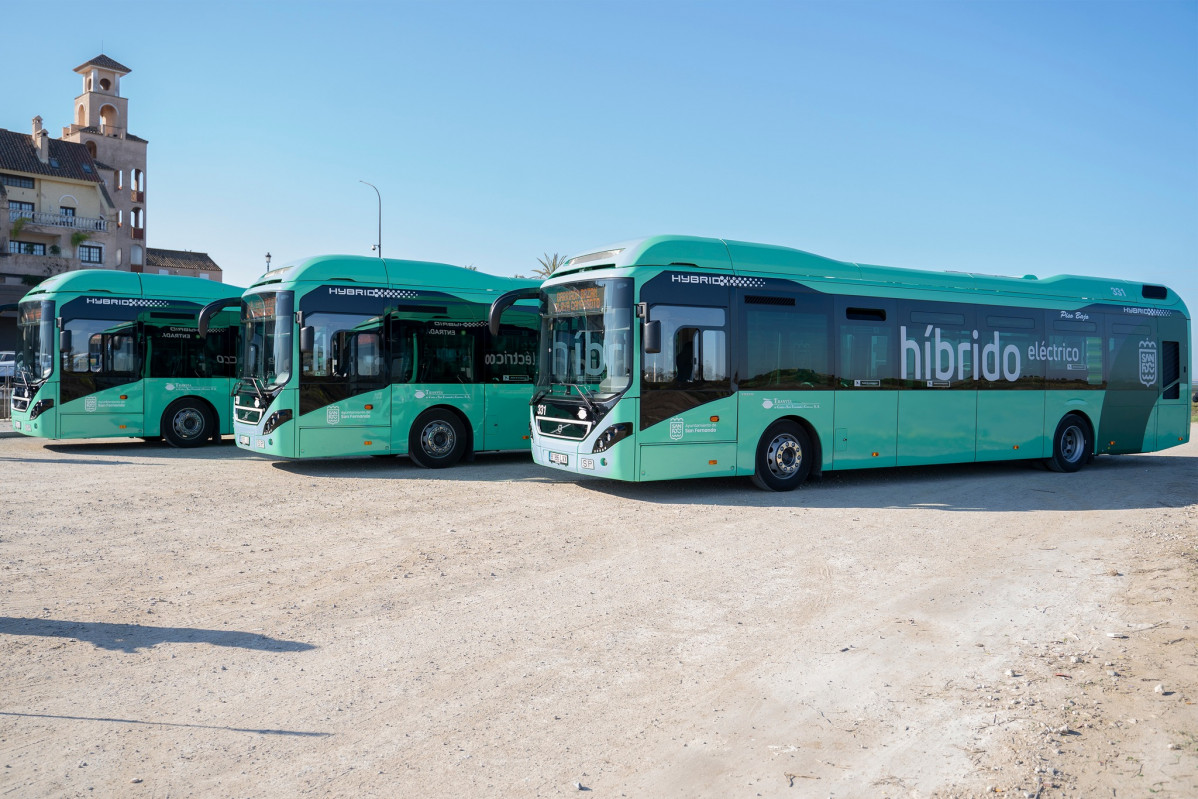 San Fernando suma a su flota tres autobuses híbridos de Volvo