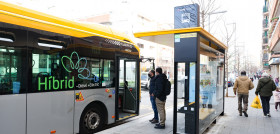 El amb de barcelona presenta una nueva marquesina tecnologica