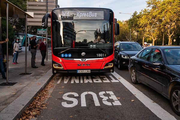 La red de autobuses de TMB recibe una valoración de 8