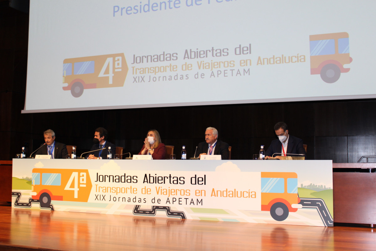 Andalucía anuncia una línea de ayudas para el transporte discrecional