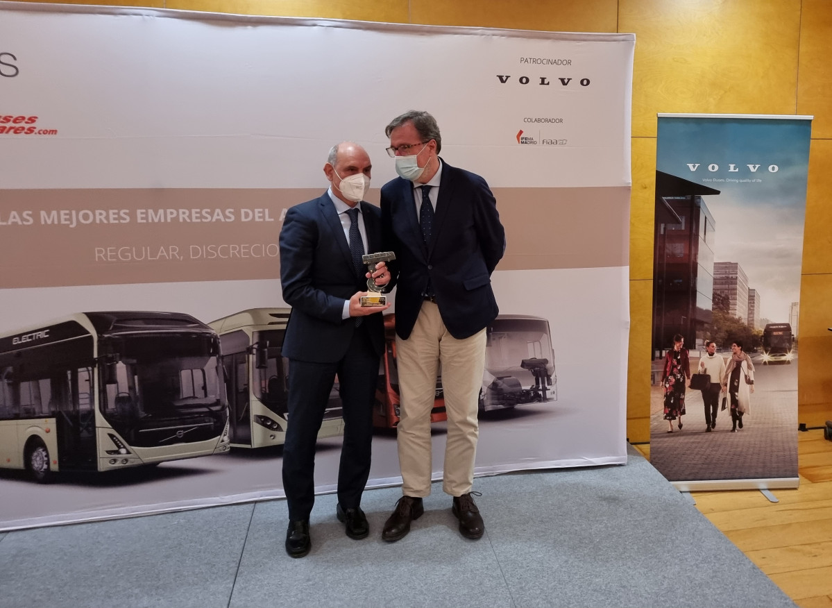 Recoge el galardón José Ignacio Jiménez, consejero delegado de Jiménez Movilidad, de manos de Benito Bermejo, subdirector general de Gestión, Análisis e Innovación del Transporte Terrestres del Ministerio de Transportes, Movilidad y Agenda Urbana