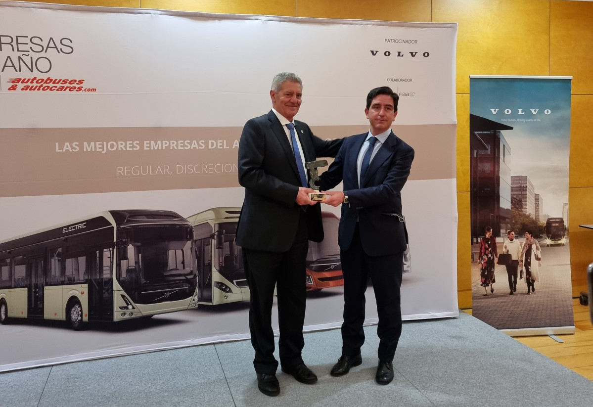 Recoge el galardón Luis Aracil, director de Aracil Bus, de manos de Jaime Verdú Riaza, director comercial de Volvo Buses España