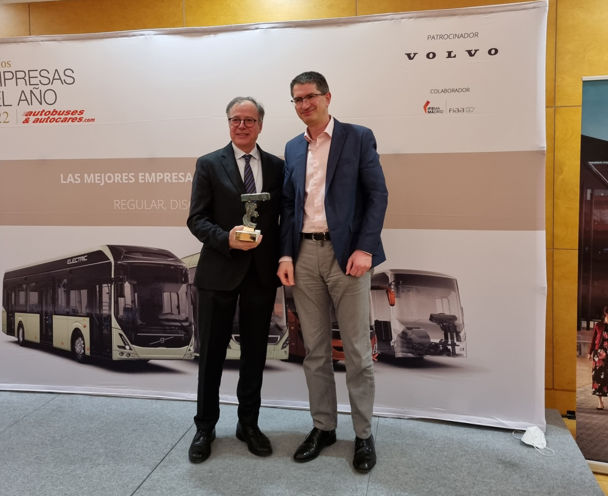 Recoge el galardón Josep María Martí, vicepresidente de Moventis, de manos de Jesús Velasco Pérez, Director del Área de Transporte de la Mancomunidad Comarcal de Pamplona