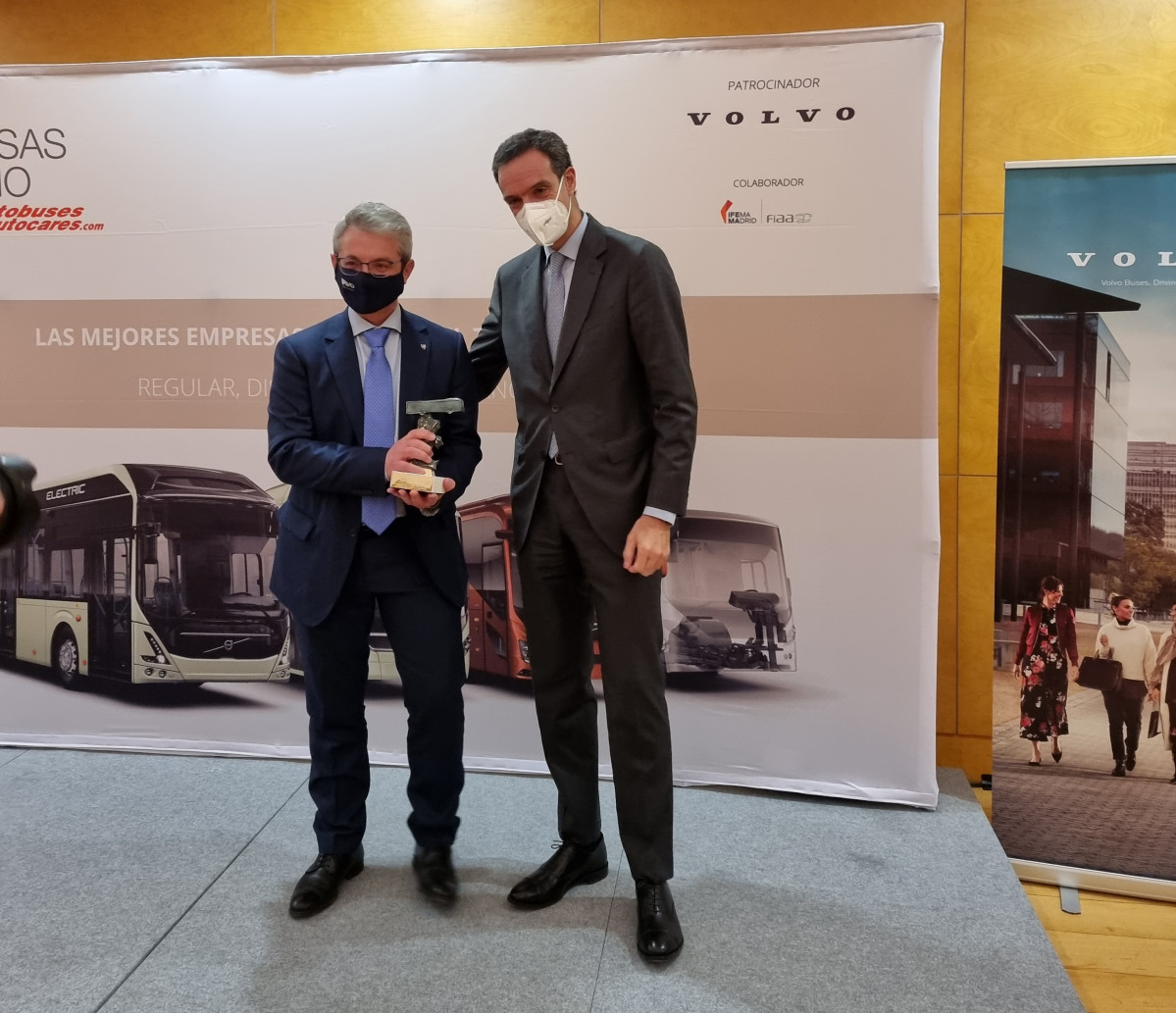 Recoge el premio Antonio Vázquez Olmedo, administrador de Autocares Vázquez Olmedo, de manos de Rafael Barbadillo López, presidente de CONFEBUS | Confederación Española de Transporte en Autobús