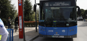 Una linea especial de la emt de madrid traslada a refugiados ucranianos