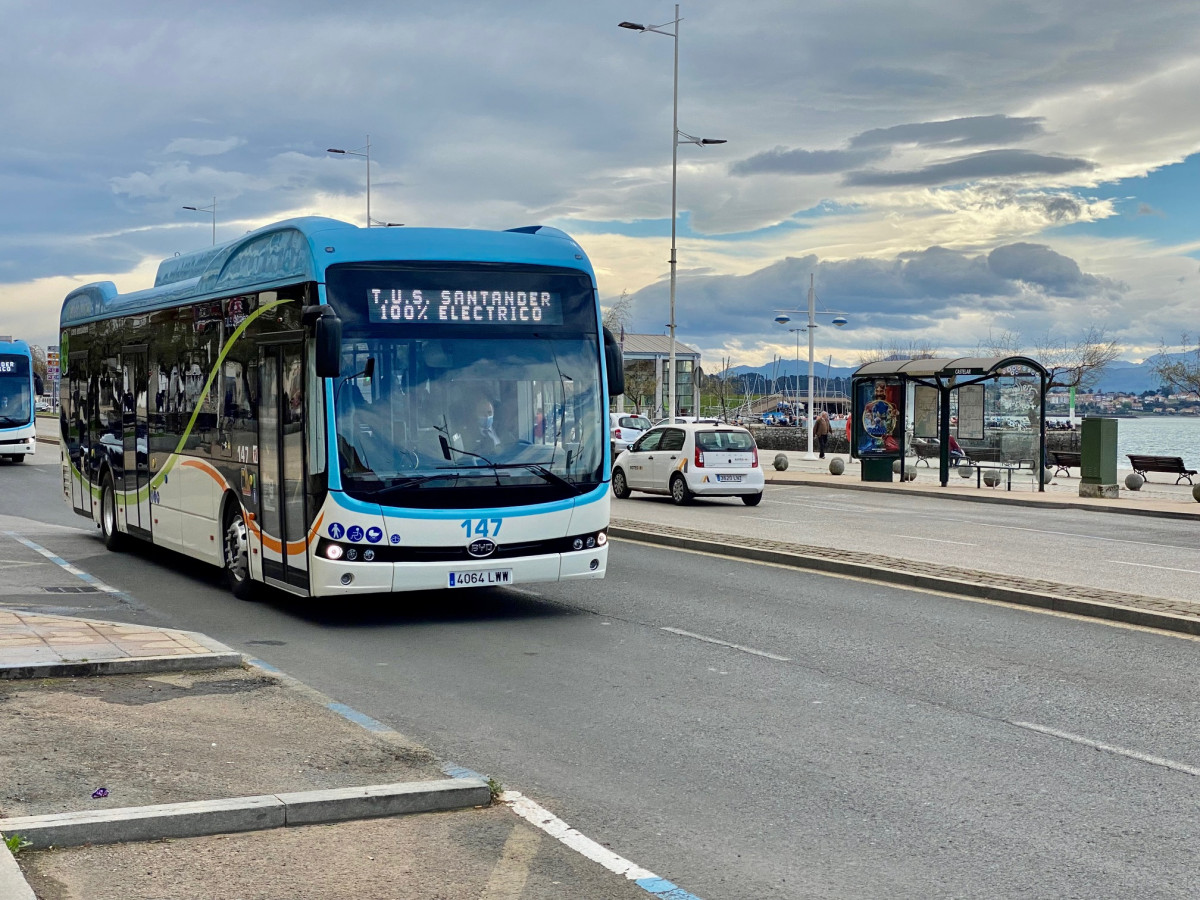 El TUS de Santander pone en servicio los dos autobuses eléctricos de BYD