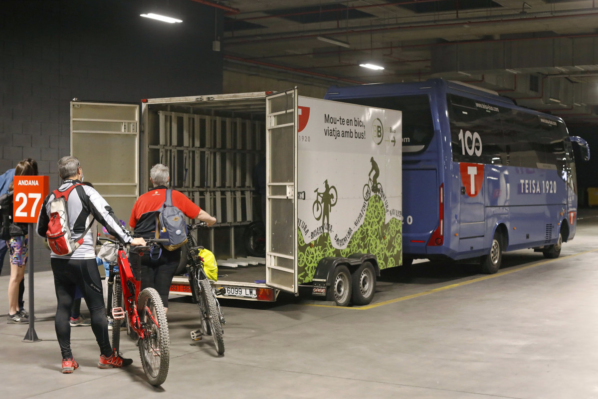 Teisa presta dos líneas de Girona con un remolque para bicicletas