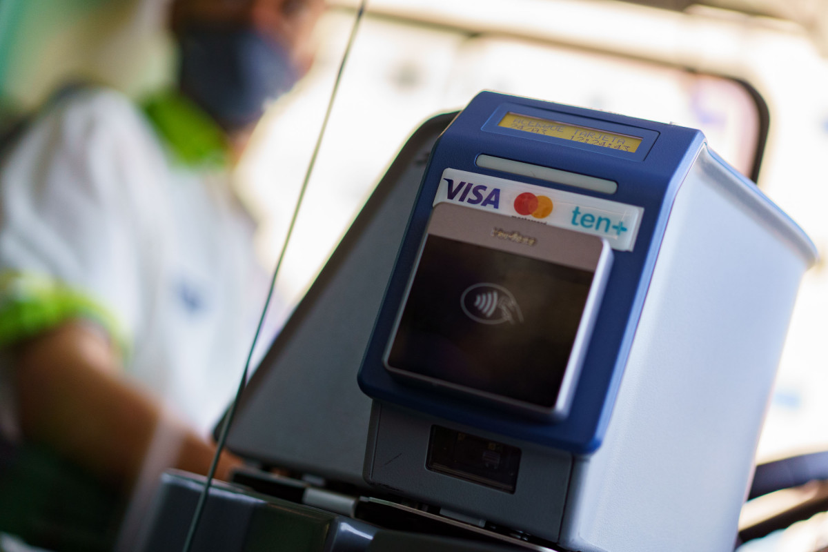 Titsa registra una media de casi 1.300 viajes al día abonados con tarjeta bancaria