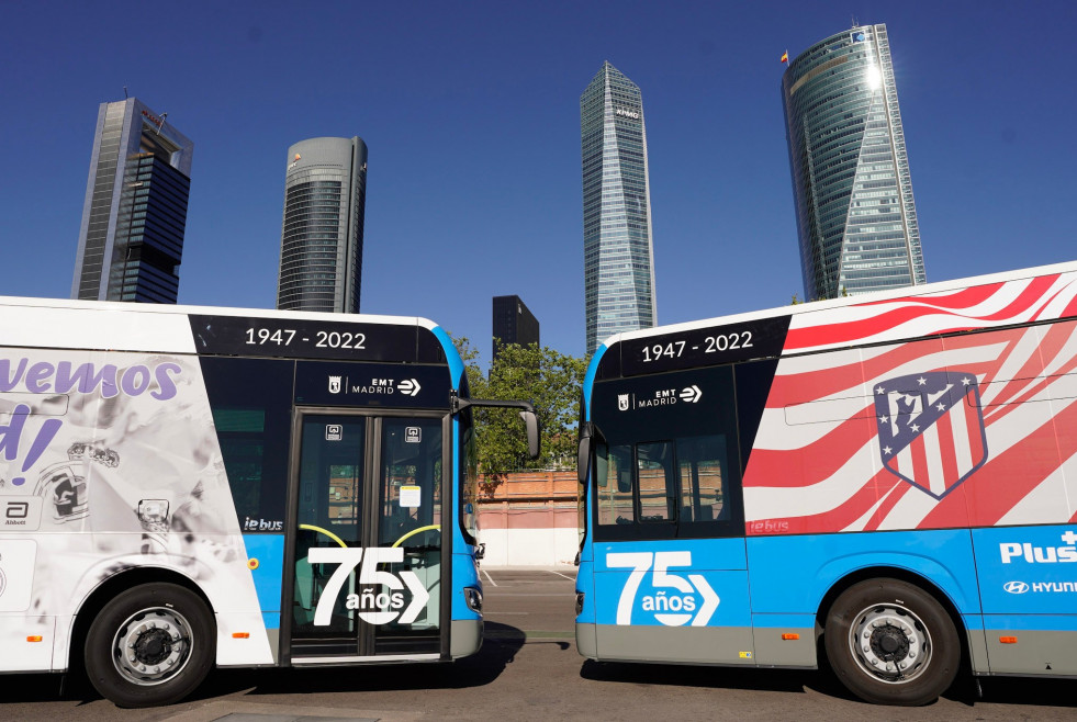 Cuatro autobuses electricos de la emt de madrid llevaron al derbi a los jugadores del real madrid y atletico