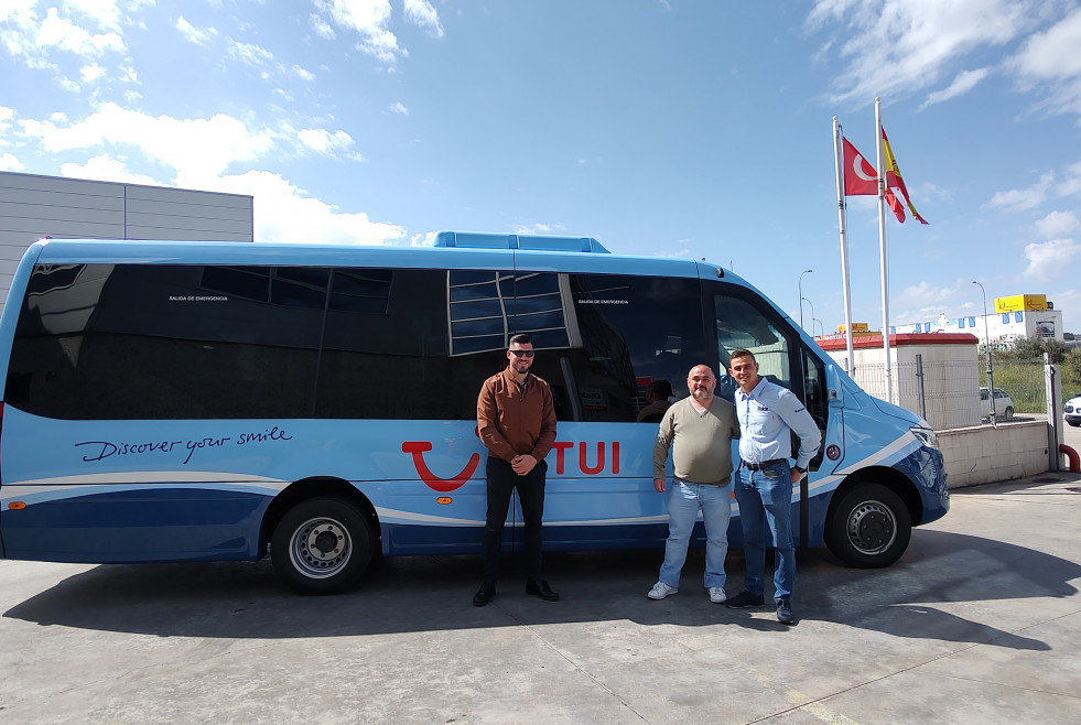 Gbister iberica entrega el tercer microbus a ultramar express
