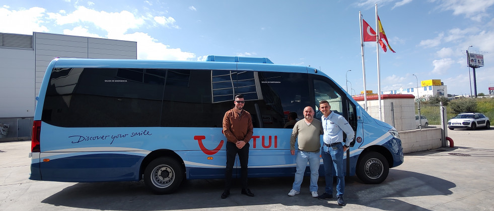 Gbister iberica entrega el tercer microbus a ultramar express