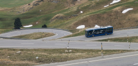 Man culmina un tour de 2500 kilometros por europa con su autobus electrico