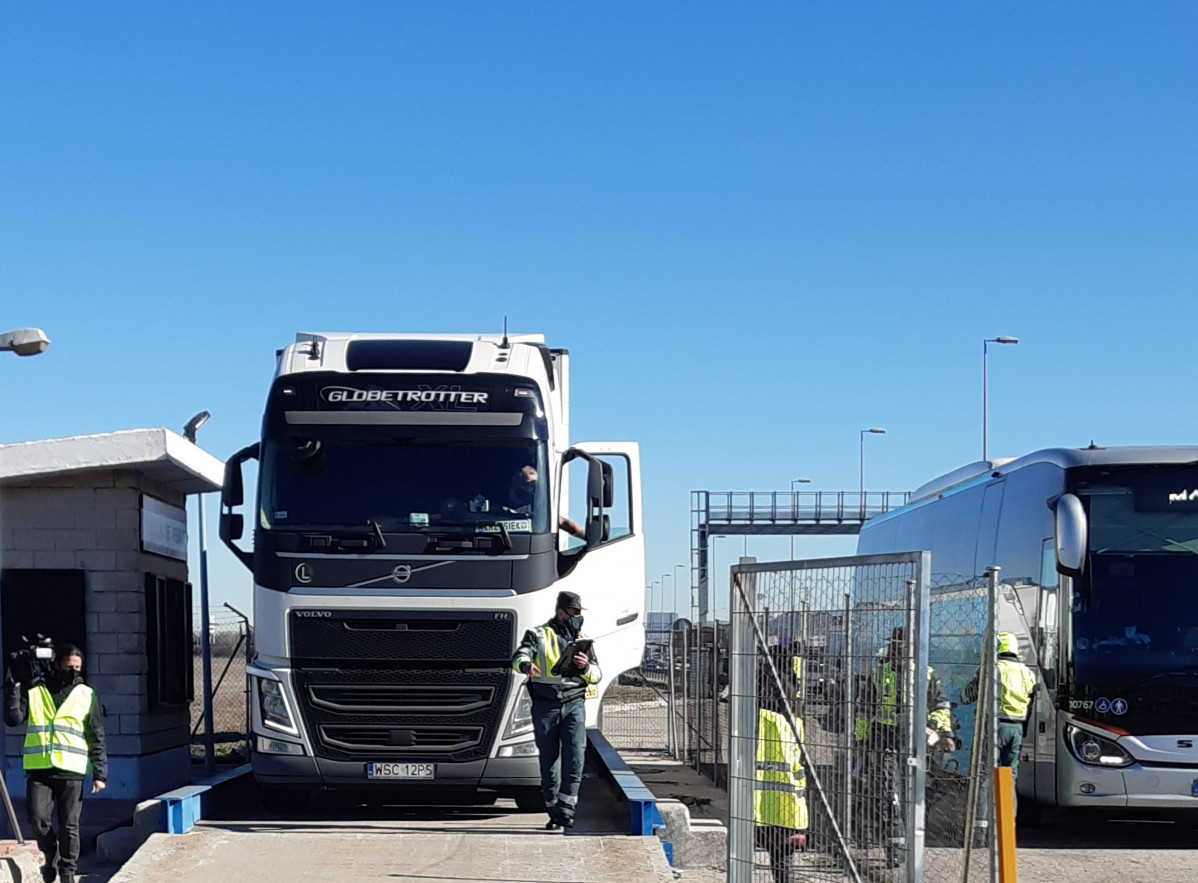 La DGT controla la seguridad de los camiones y autobuses