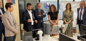 Maria gonzalez corral visita la sede de gmv en boecillo