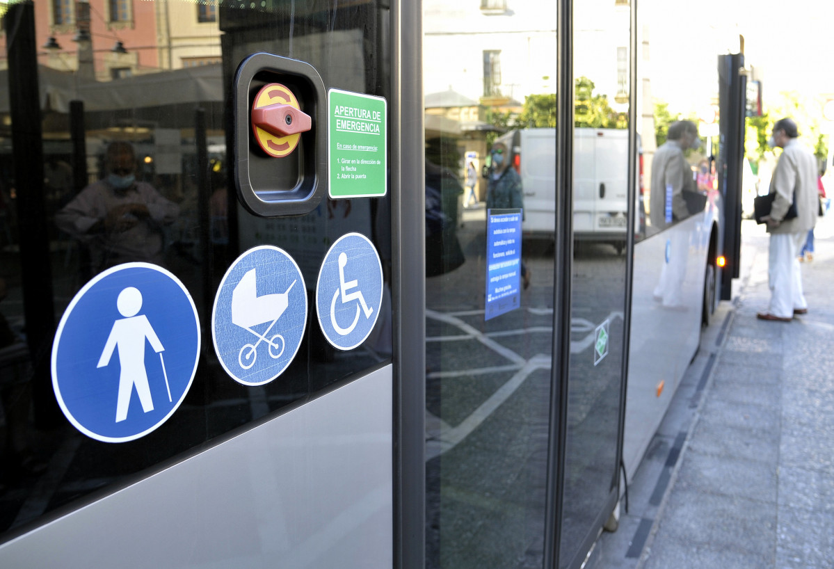 Los autobuses de Jerez habilitan un servicio telefónico gratuito