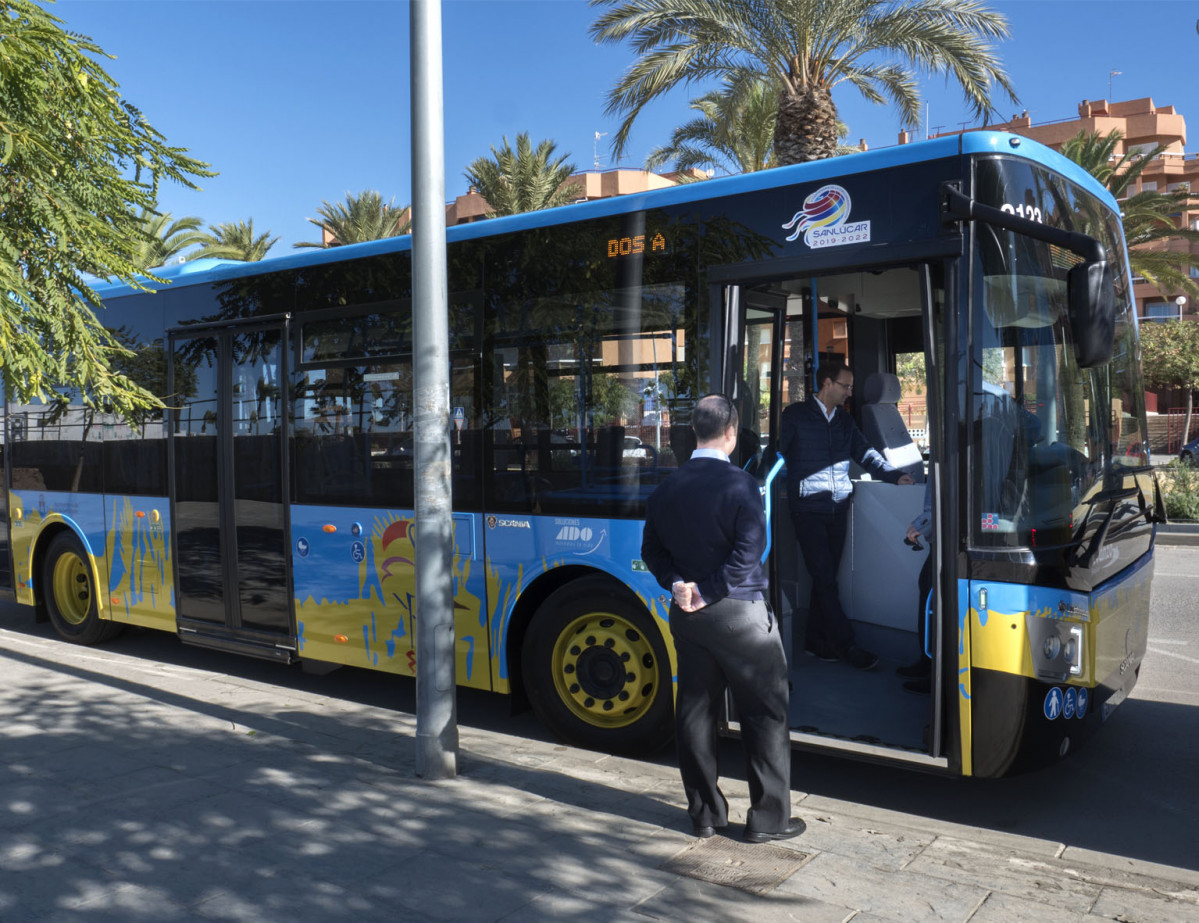 Sanlucar pone en marcha autobuses lanzadera para evitar atascos