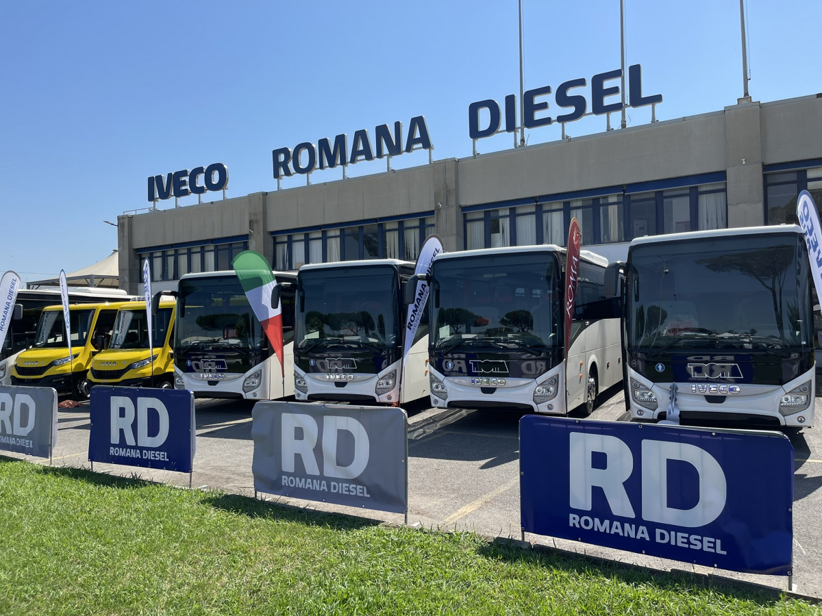 Iveco bus entrega en italia 12 evadys y 19 microbuses de indcar