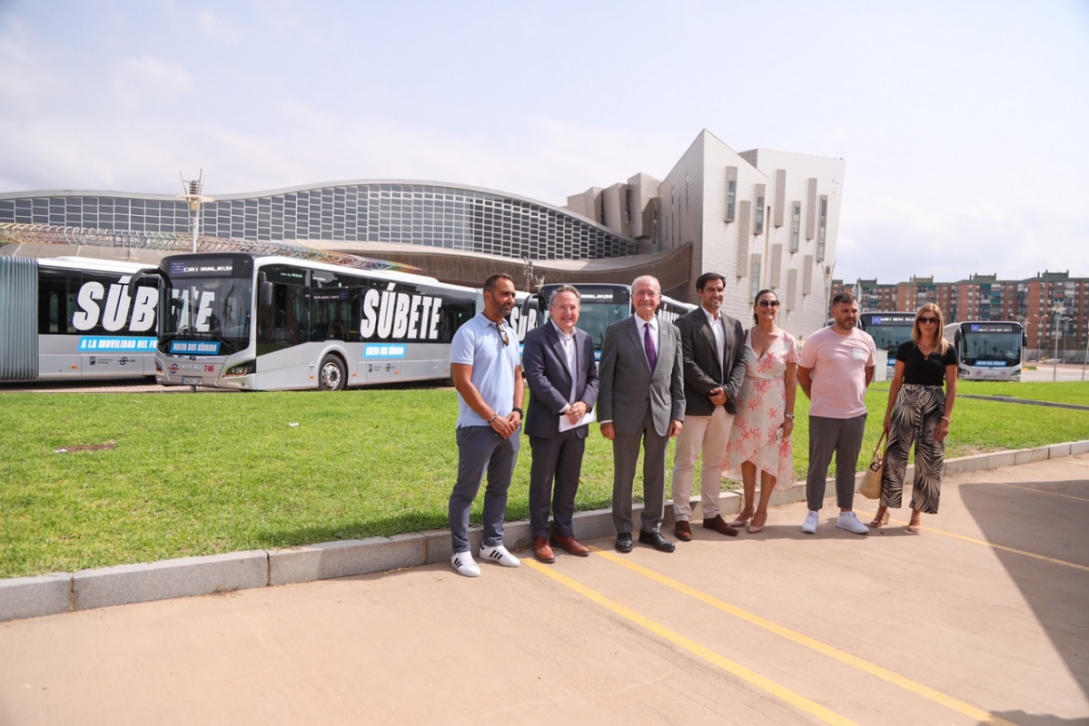 La emt de malaga presenta 12 nuevos articulados hibridos de man