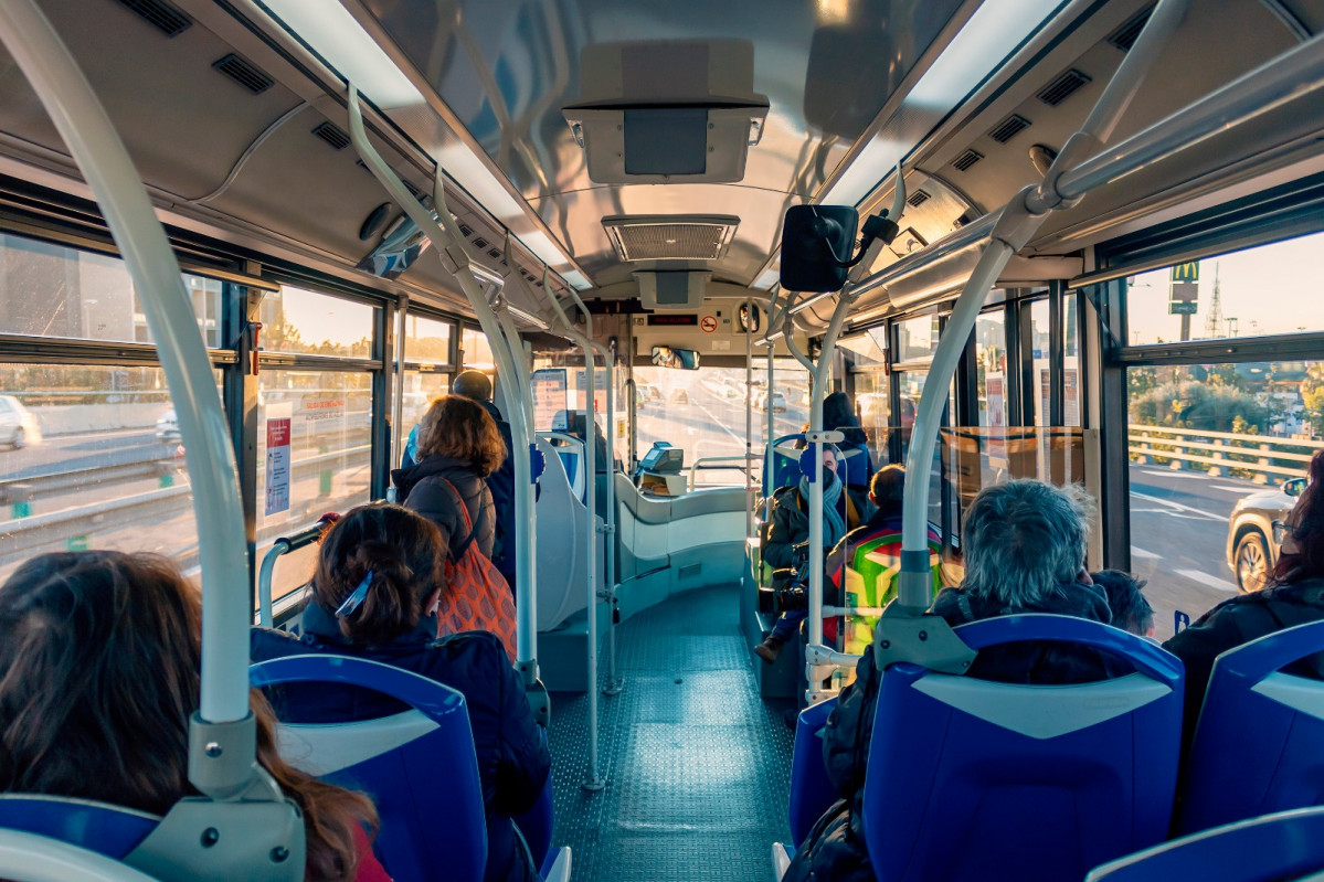 Las lanzaderas a los poligonos de valencia transportan en seis meses a mas usuarios que en todo 2021