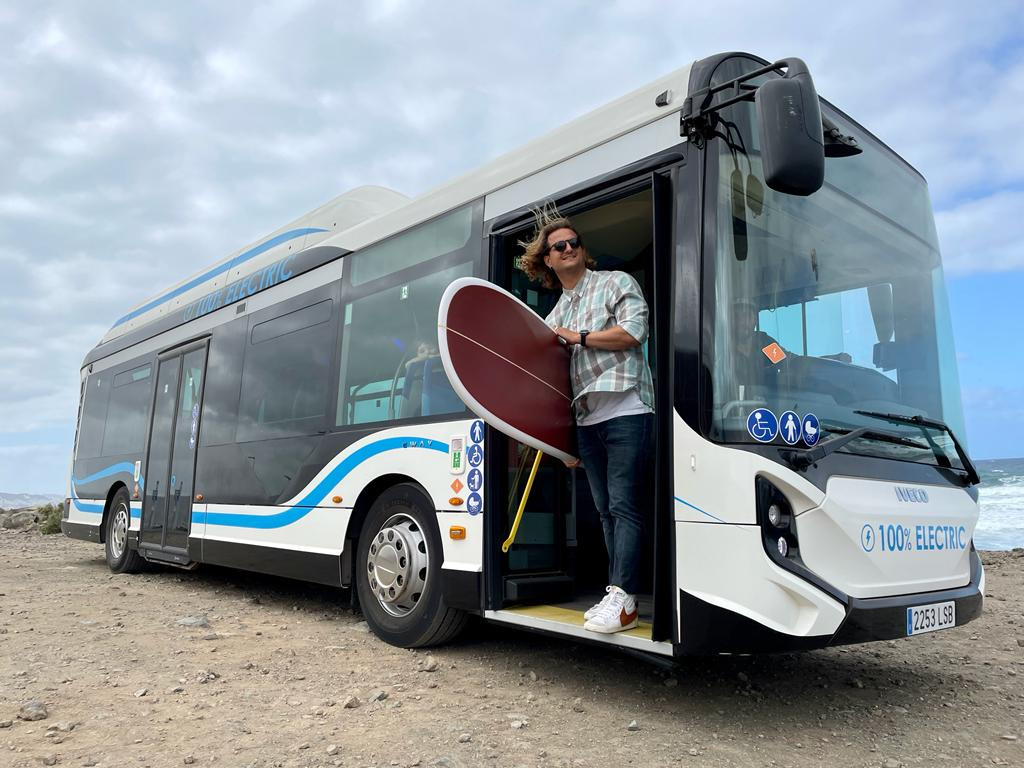 Iveco bus y rivera group apoyan el surf en gran canaria