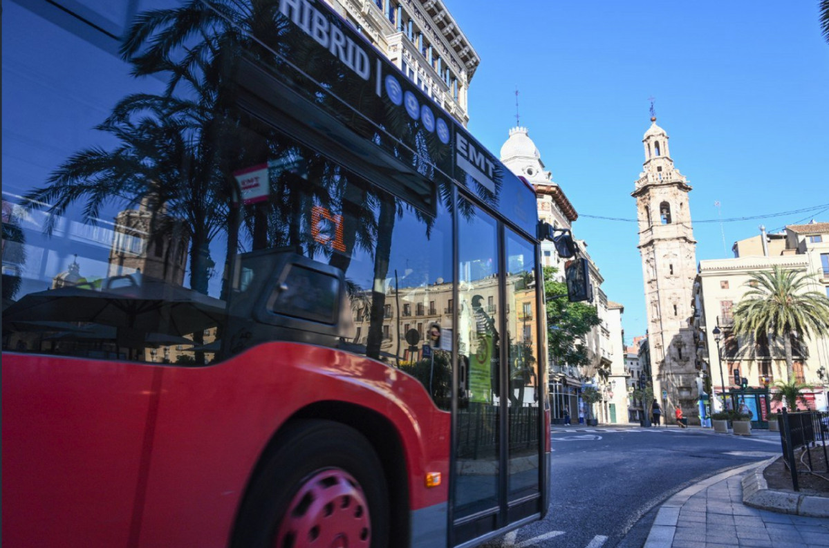 La emt de valencia consolida el aumento de usuarios a lo largo de agosto