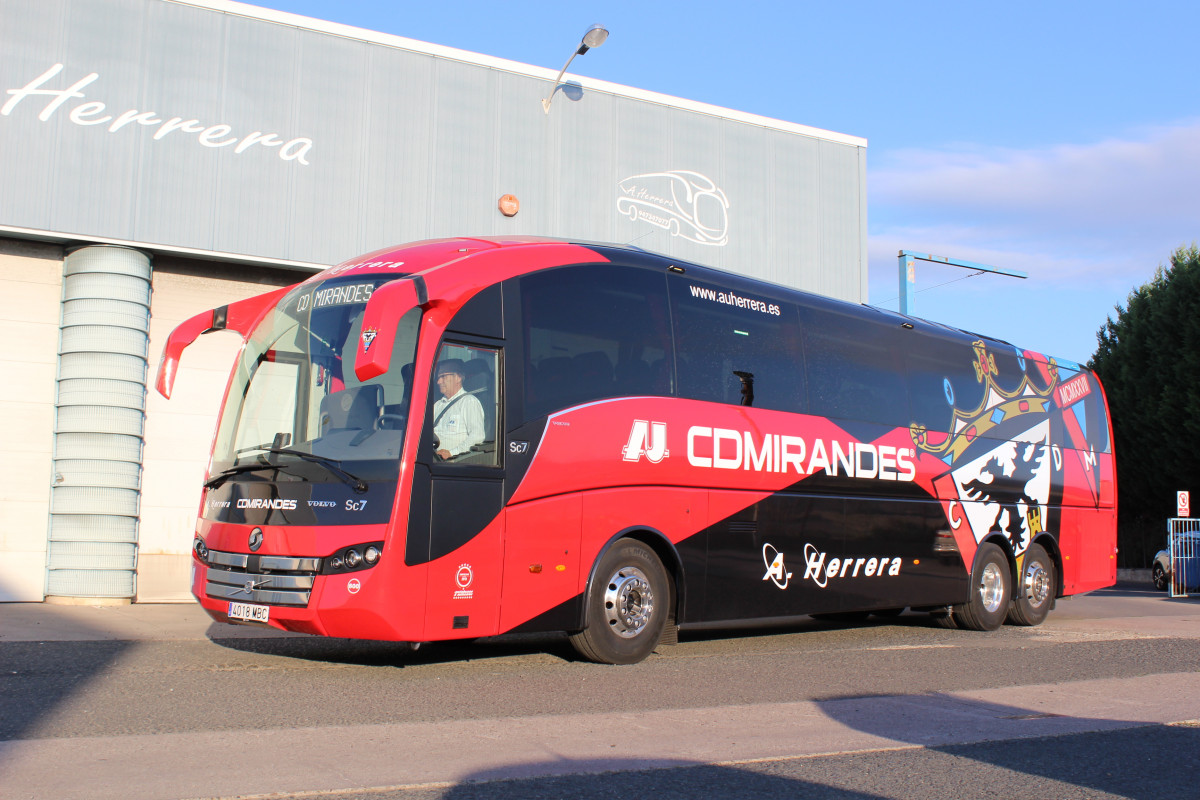 Los jugadores del mirandes estrenan un nuevo autocar