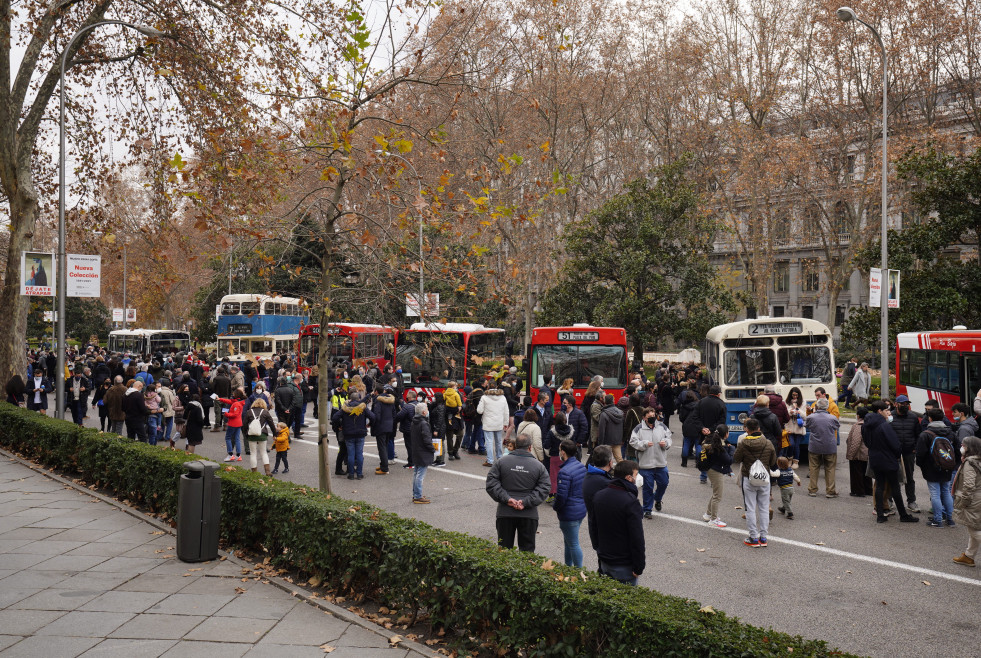 La emt de madrid expone sus autobuses historicos por la semana de la movilidad