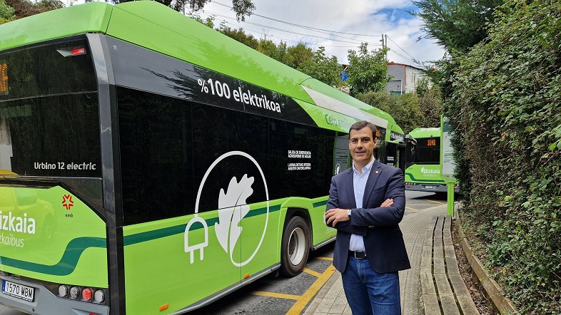 Bizkaibus estrena sus dos autobuses electricos de solaris en ezkerraldea