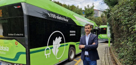 Bizkaibus estrena sus dos autobuses electricos de solaris en ezkerraldea