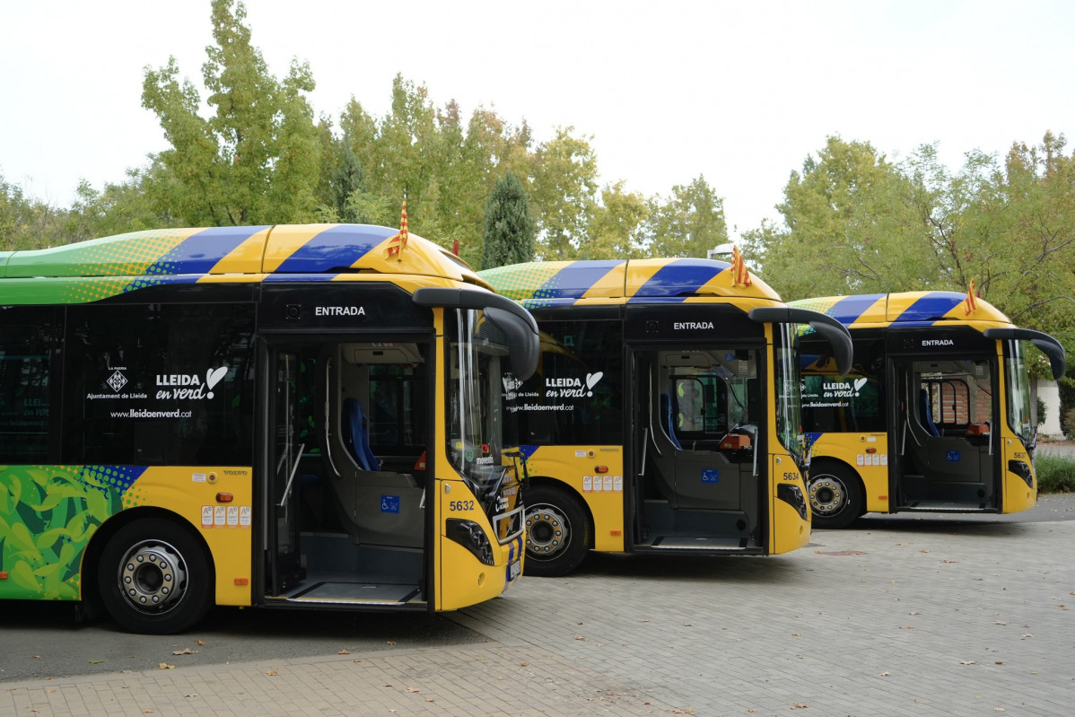 Moventis presenta en lleida tres autobuses hibridos de volvo