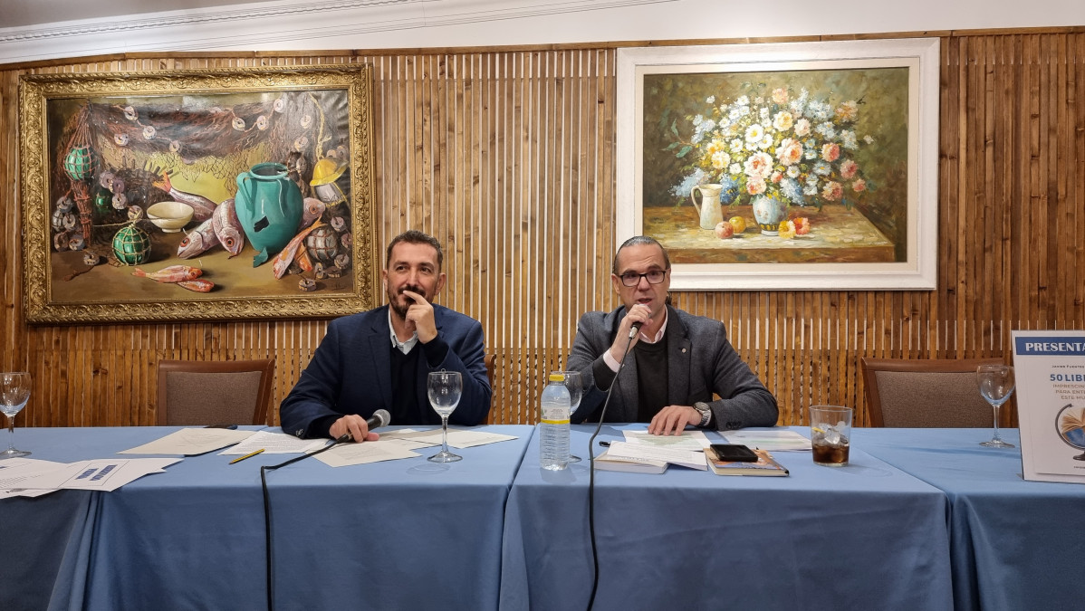 Javier fuentes presenta la obra 50 libros imprescindibles para entender este mundo