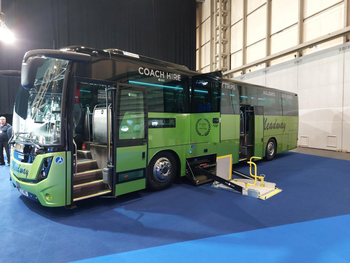 Hidral gobel presenta la gama de plataformas semiautomaticas evo18 en euro bus expo