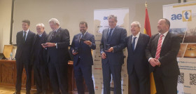 La aet entrega una medalla al merito en el transporte a fernando cascales