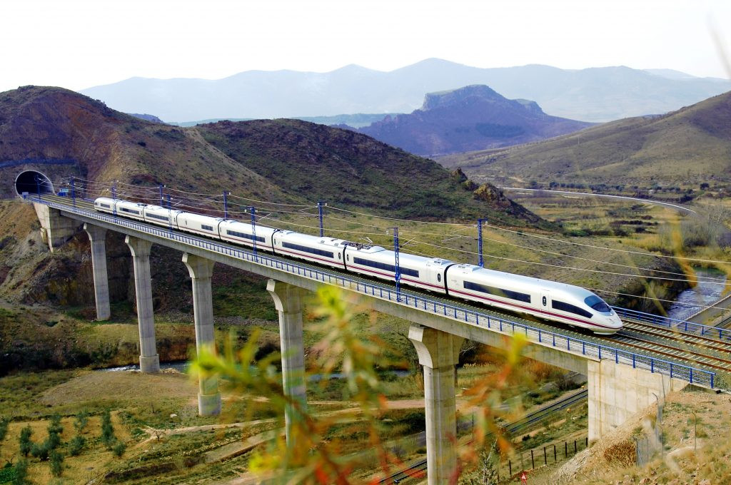 El mitma modifica las condiciones de los abonos gratuitos de renfe