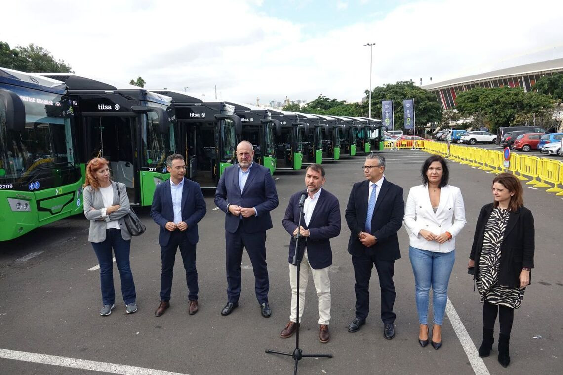 Titsa presenta 12 autobuses hibridos para santa cruz de tenerife