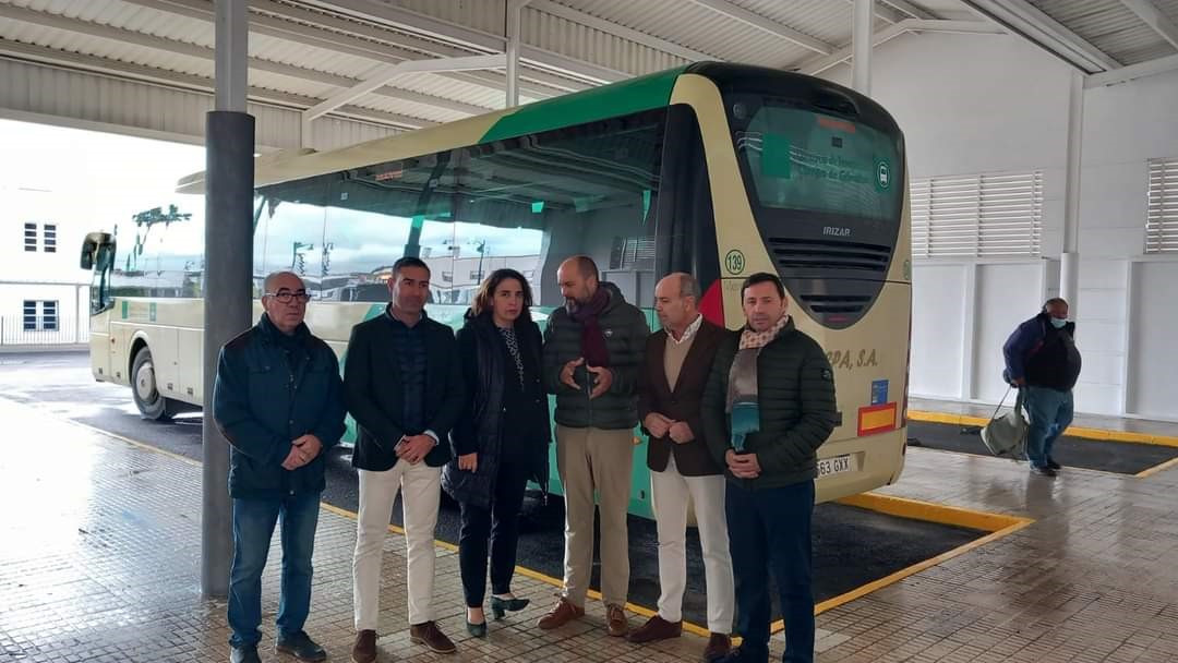 Los barrios recupera su apeadero de autobuses