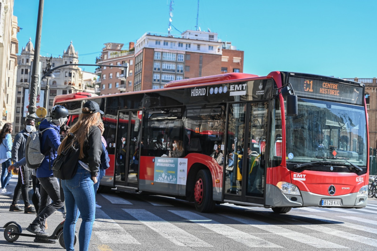 El transporte publico sigue sin recuperar los usuarios prepandemia tres anos despues