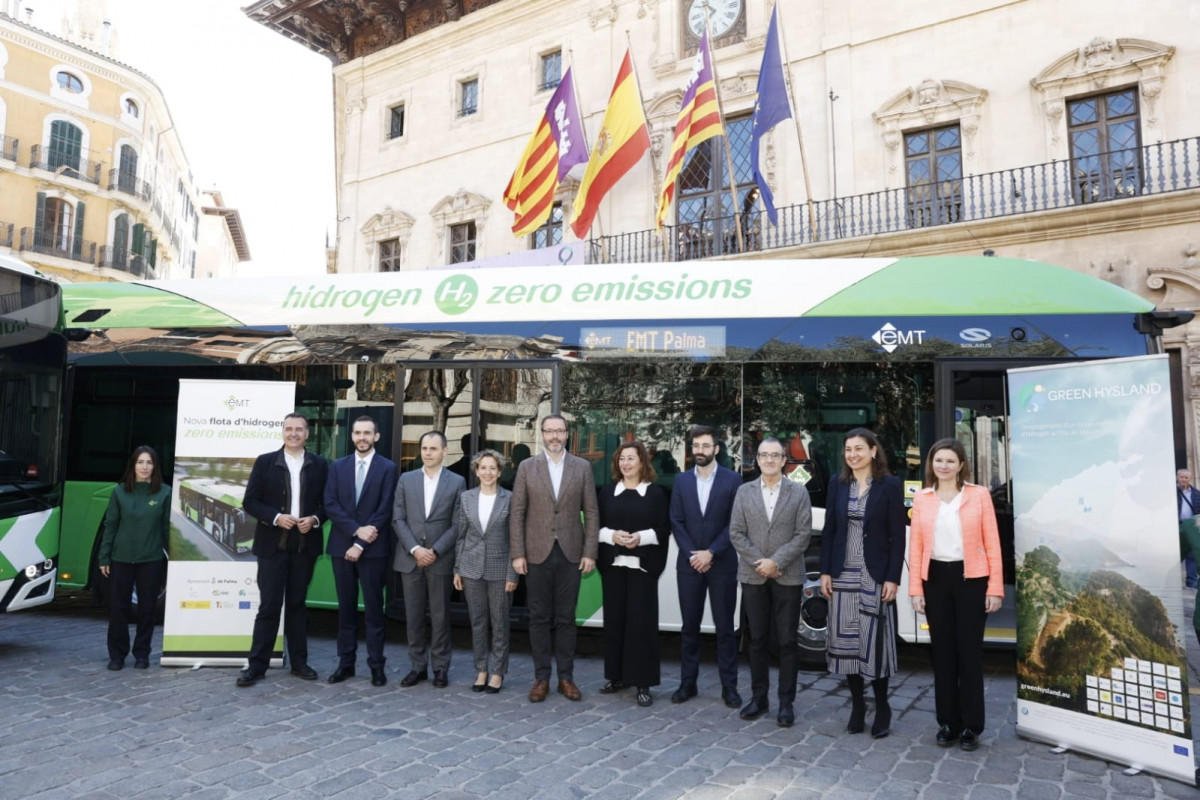 La emt de palma presenta sus primeros tres autobuses de hidrogeno