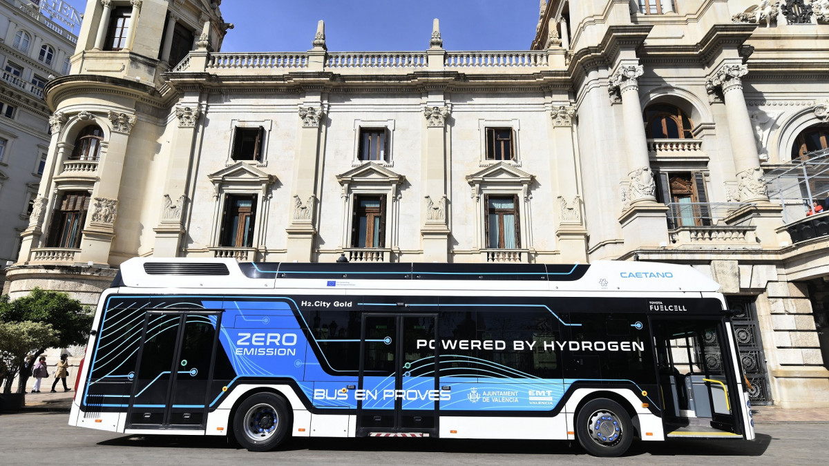 La emt de valencia prueba por primera vez un autobus de hidrogeno