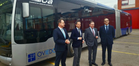 Tua de oviedo incorpora un autobus electrico articulado de mercedes benz