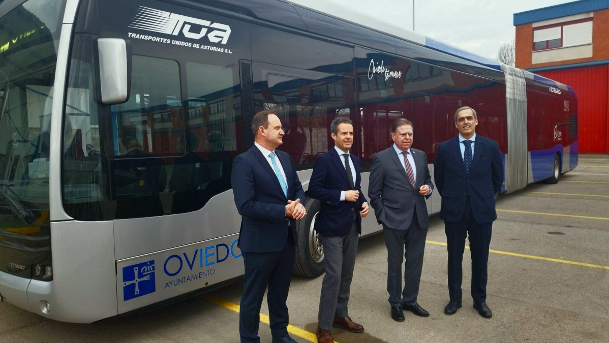 Tua de oviedo incorpora un autobus electrico articulado de mercedes benz